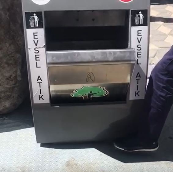 Çöp konteynerine düşen kağıt toplayıcısını belediye ekipleri kurtardı  