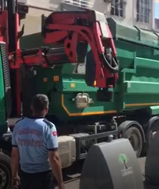 Çöp konteynerine düşen kağıt toplayıcısını belediye ekipleri kurtardı  