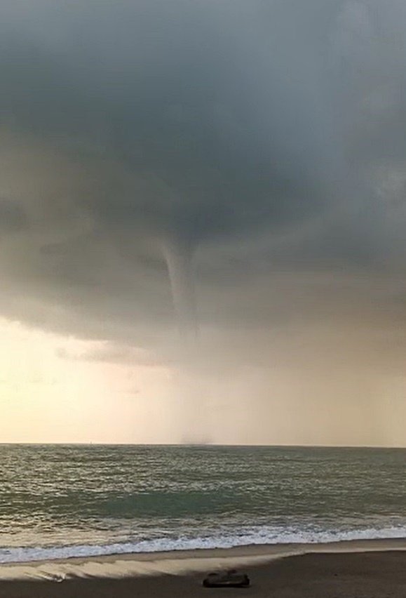 Denizde hortum oluştu