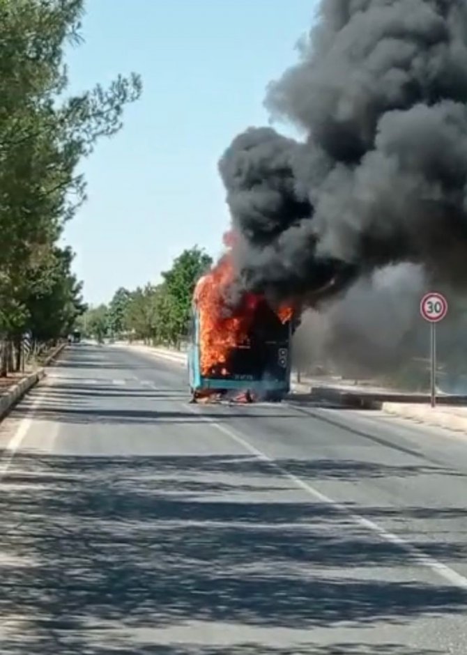 Büyük faciadan kıl payı... Belediye otobüsü kısa sürede kül oldu