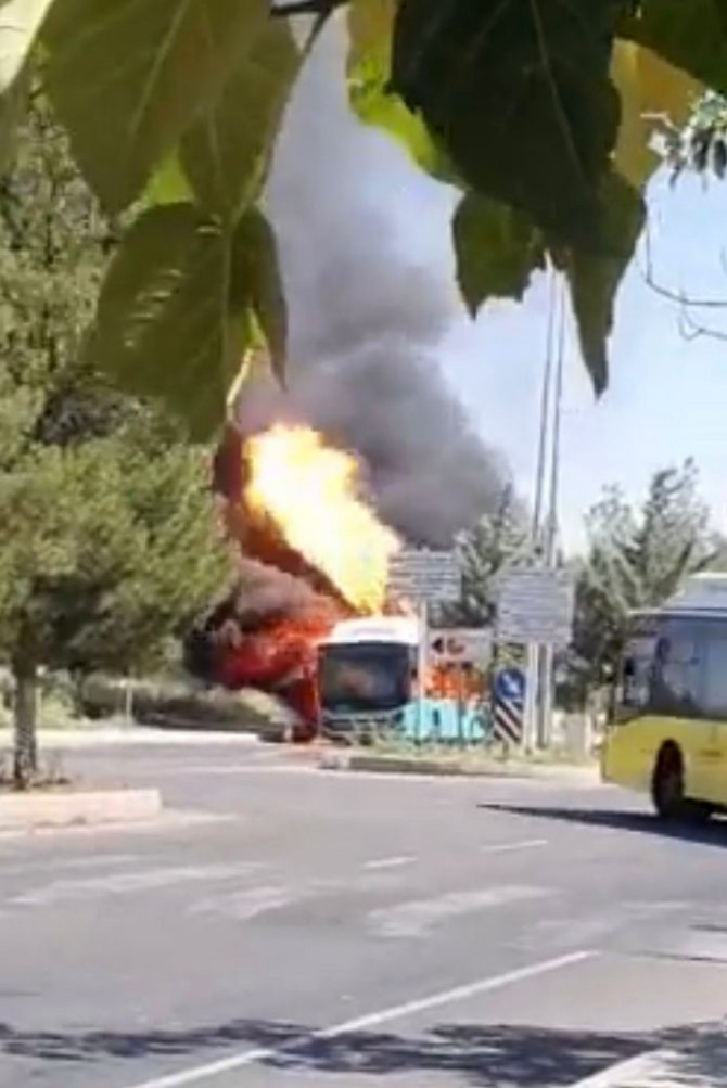 Büyük faciadan kıl payı... Belediye otobüsü kısa sürede kül oldu