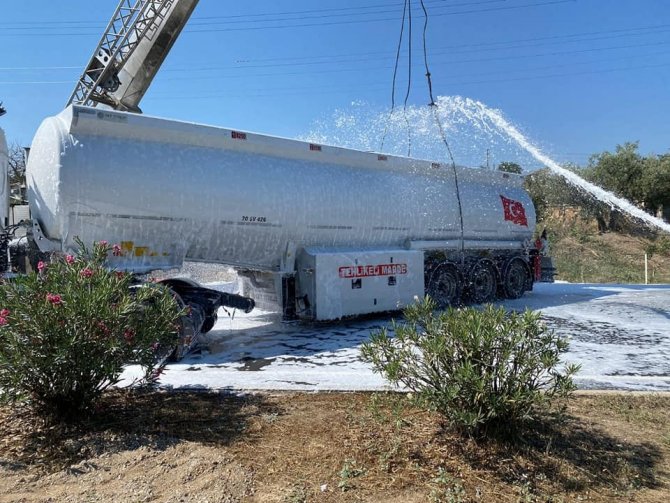 Dolu yakıt tankerinin devrildiği kazada faciadan dönüldü