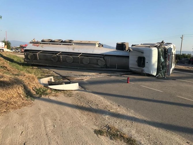 Dolu yakıt tankerinin devrildiği kazada faciadan dönüldü