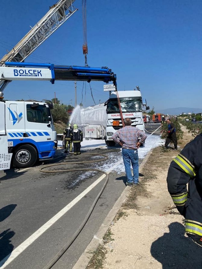 Dolu yakıt tankerinin devrildiği kazada faciadan dönüldü