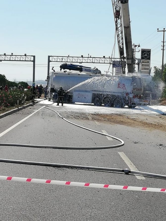 Dolu yakıt tankerinin devrildiği kazada faciadan dönüldü