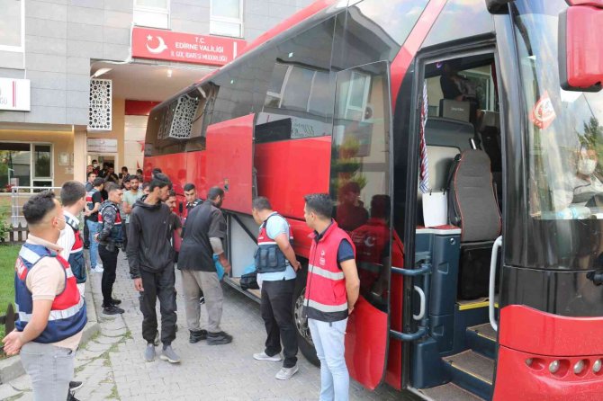 Edirne’de yakalanan 260 göçmen sınır dışı edilmek üzere İstanbul’a gönderildi