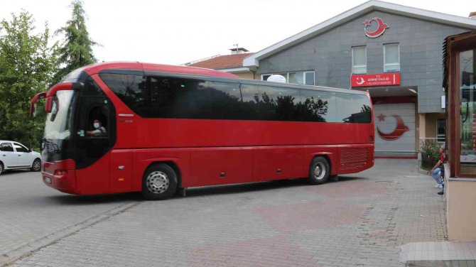 Edirne’de yakalanan 260 göçmen sınır dışı edilmek üzere İstanbul’a gönderildi