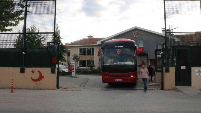 Edirne’de yakalanan 260 göçmen sınır dışı edilmek üzere İstanbul’a gönderildi