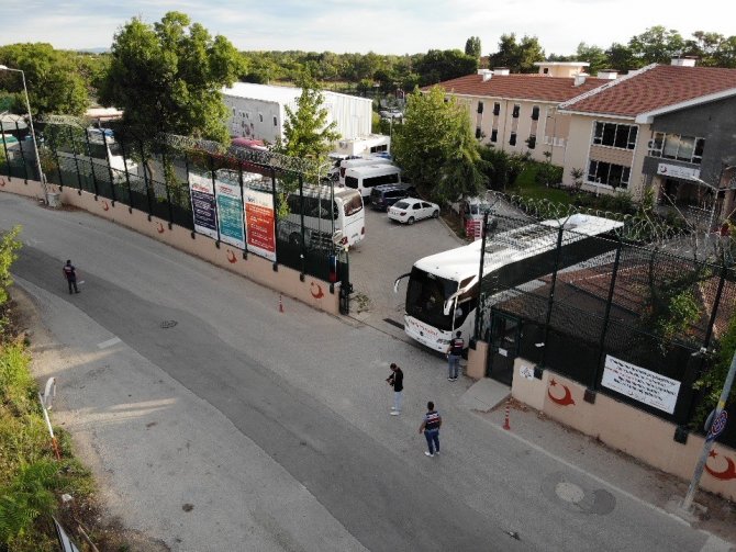 Edirne’de yakalanan 260 göçmen sınır dışı edilmek üzere İstanbul’a gönderildi