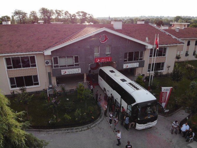 Edirne’de yakalanan 260 göçmen sınır dışı edilmek üzere İstanbul’a gönderildi