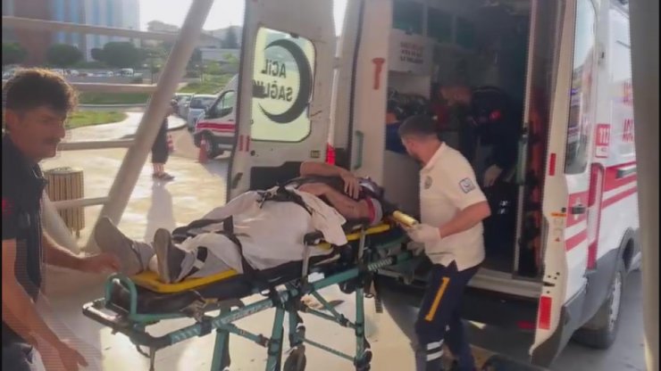 Hafif ticari araç şarampole devrildi: 1 ölü, 4 yaralı