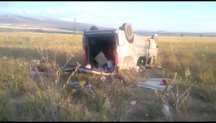 Hafif ticari araç şarampole devrildi: 1 ölü, 4 yaralı