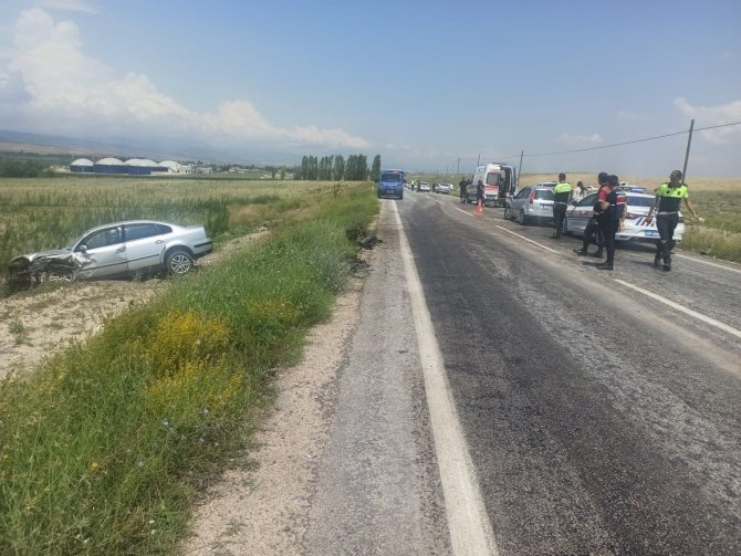 İki otomobil kafa kafaya çarpıştı: 4 yaralı