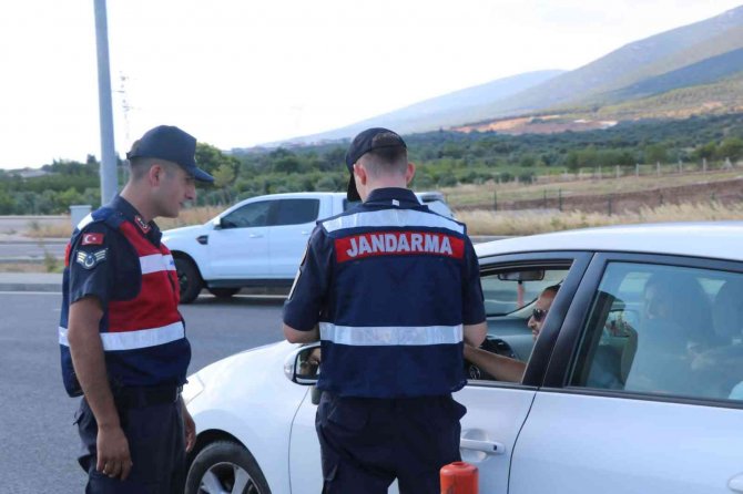 Jandarma ekipleri bayramda trafik denetimlerini arttırdı
