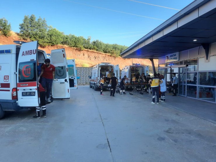 Karadeniz turu dönüşü minibüs şarampole uçtu: 3'ü ağır 19 yaralı