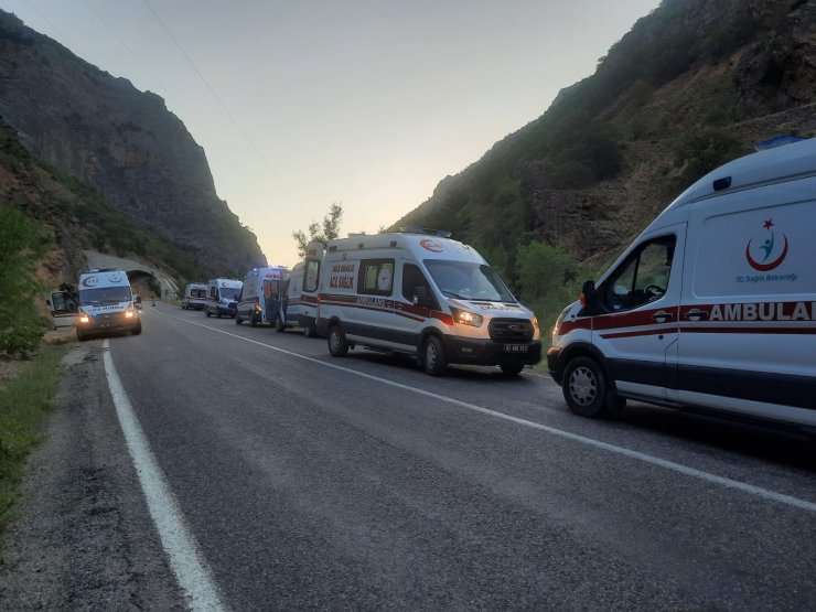 Karadeniz turu dönüşü minibüs şarampole uçtu: 3'ü ağır 19 yaralı