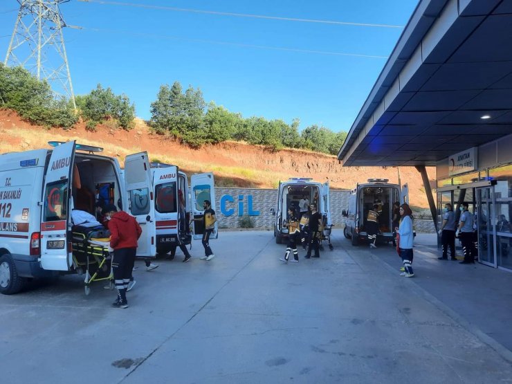 Karadeniz turu dönüşü minibüs şarampole uçtu: 3'ü ağır 19 yaralı