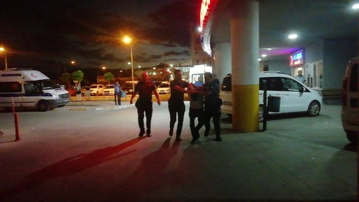 Kavgaya müdahale eden polis bacağından bıçaklandı