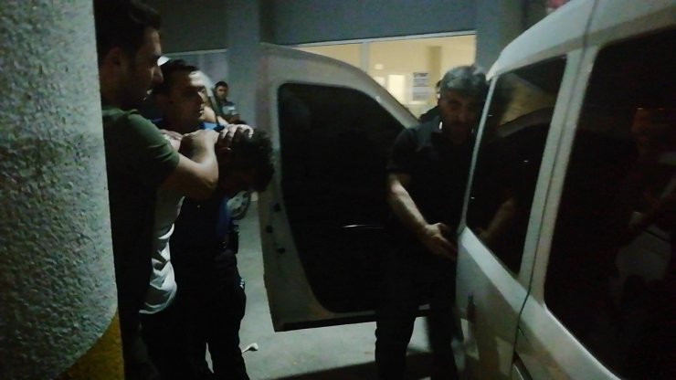 Kavgaya müdahale eden polis bacağından bıçaklandı