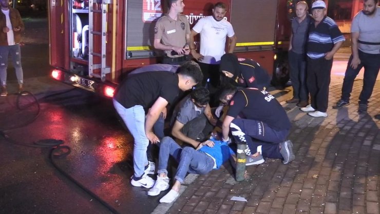 Kaza sonrası alev alan otomobilin sürücüsü son anda kurtarıldı