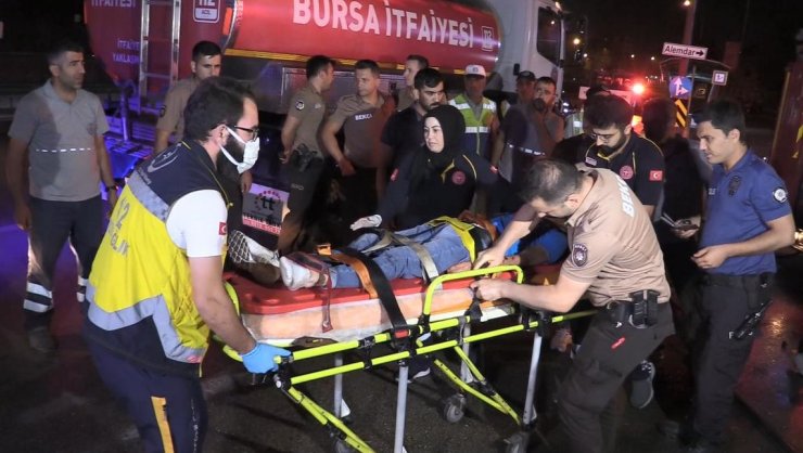 Kaza sonrası alev alan otomobilin sürücüsü son anda kurtarıldı