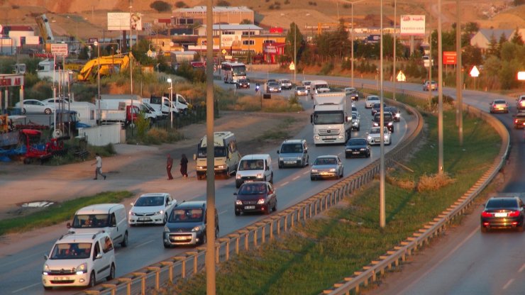Kilit kavşak Kırıkkale'de, bayram dönüşü trafiği başladı