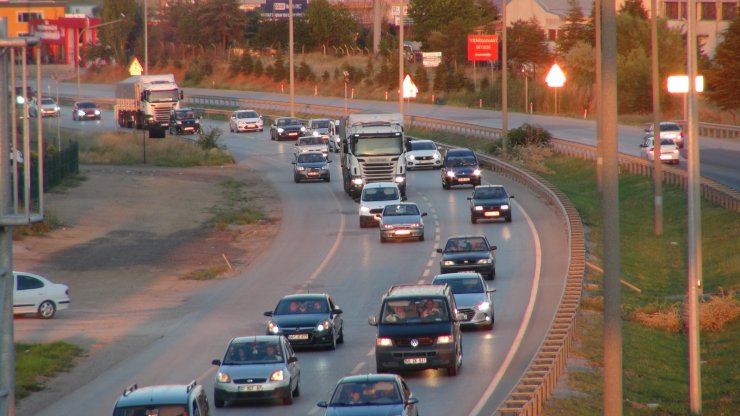 Kilit kavşak Kırıkkale'de, bayram dönüşü trafiği başladı