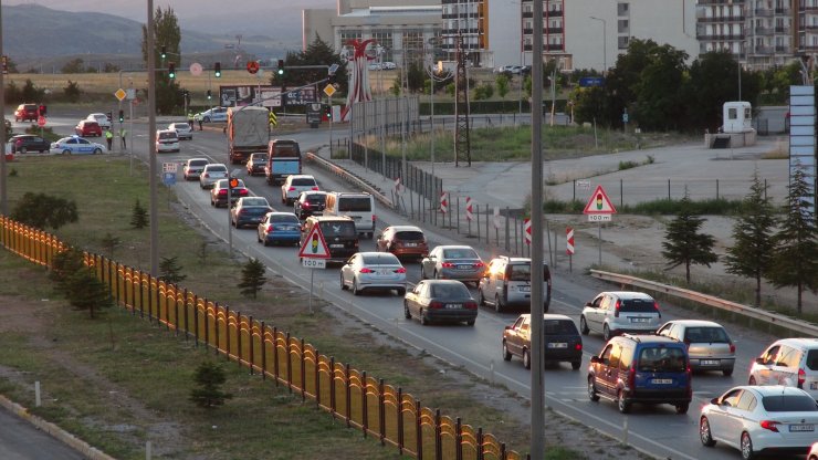 Kilit kavşak Kırıkkale'de, bayram dönüşü trafiği başladı