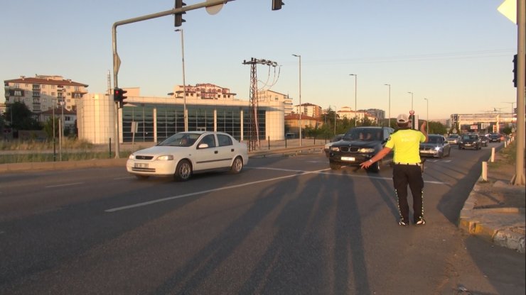 Kilit kavşak Kırıkkale'de, bayram dönüşü trafiği başladı