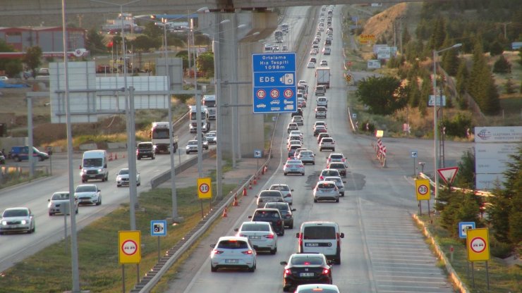 Kilit kavşak Kırıkkale'de, bayram dönüşü trafiği başladı