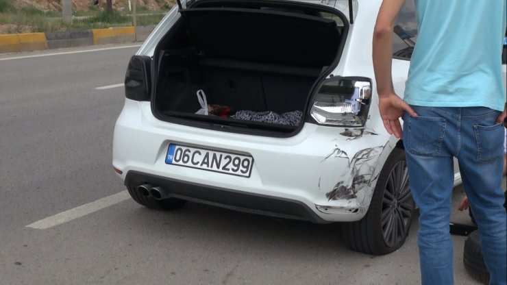 İki otomobile çarpan motosikletteki kurye öldü