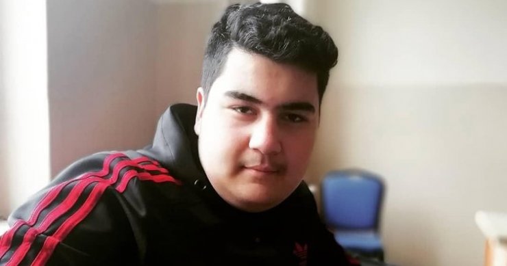 İki otomobile çarpan motosikletteki kurye öldü