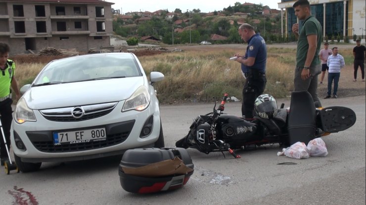 İki otomobile çarpan motosikletteki kurye öldü