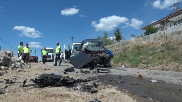 Otomobiller kafa kafaya çarpıştı: 2'si çocuk 10 yaralı