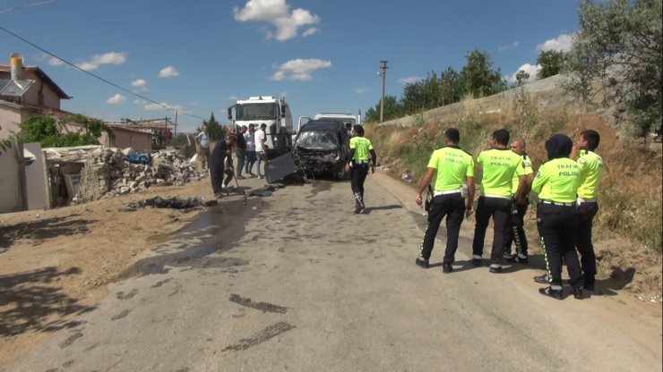 Otomobiller kafa kafaya çarpıştı: 2'si çocuk 10 yaralı