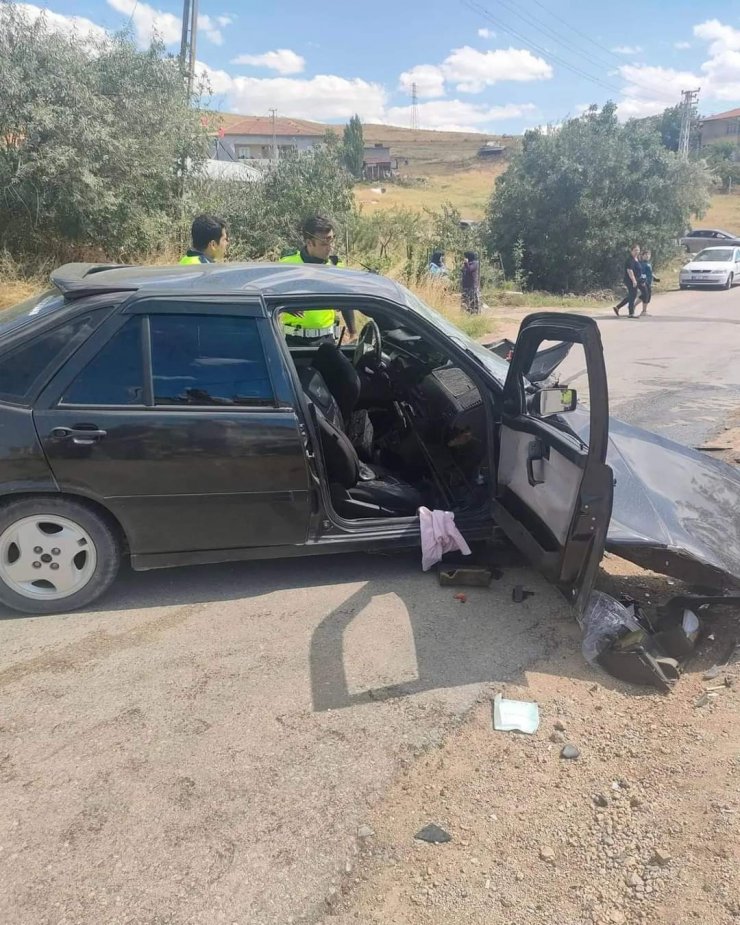 Otomobiller kafa kafaya çarpıştı: 2'si çocuk 10 yaralı