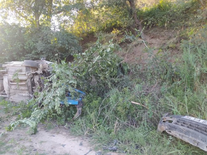 Kontrolden çıkan araç yol kenarındaki yamaca çarptı