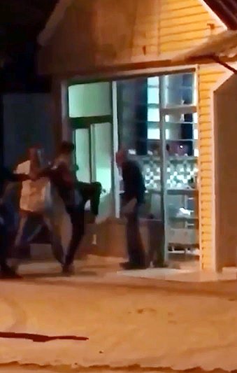 'Küfür etti' diyerek yaşlıyı tekme-tokat dövdü
