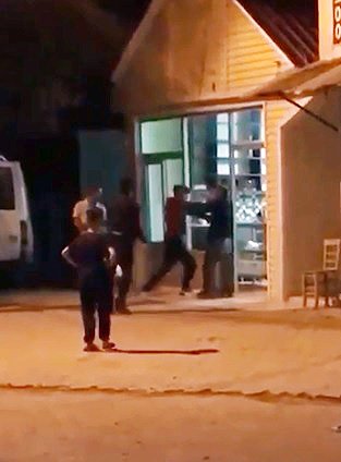 'Küfür etti' diyerek yaşlıyı tekme-tokat dövdü