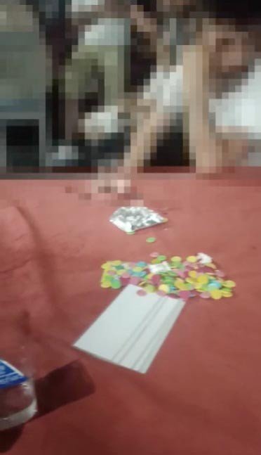 Kumarcılar suçüstü yakalandı, sandalyelerinden bile kalkamadılar