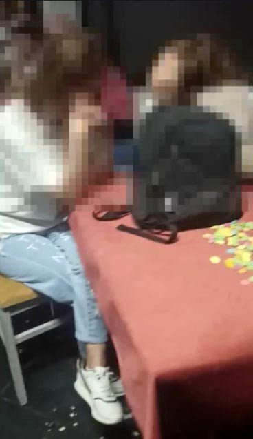 Kumarcılar suçüstü yakalandı, sandalyelerinden bile kalkamadılar