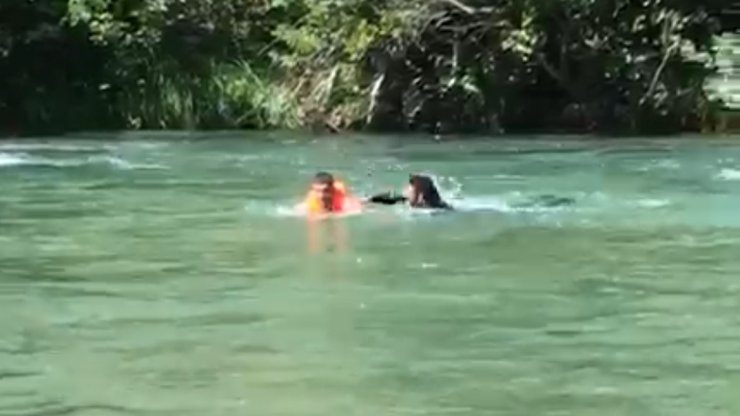 Munzur Çayı'nda akıntıyla sürüklenirken itfaiye kurtardı