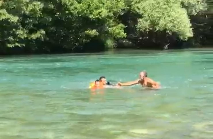 Munzur Çayı'nda akıntıyla sürüklenirken itfaiye kurtardı