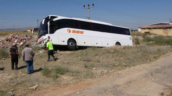 Otobüs yoldan çıktı, 8 yolcu hastaneye kaldırıldı