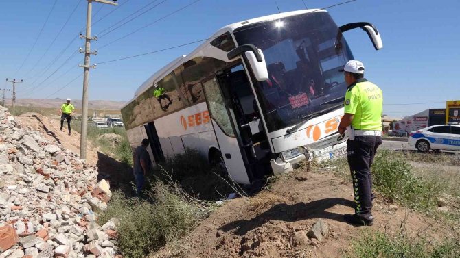 Otobüs yoldan çıktı, 8 yolcu hastaneye kaldırıldı