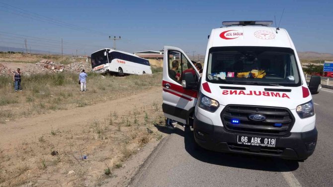 Otobüs yoldan çıktı, 8 yolcu hastaneye kaldırıldı