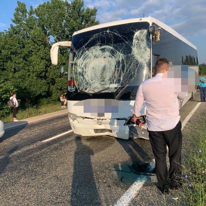 Otobüsün tekerleği patladı, yolcular ölümden döndü
