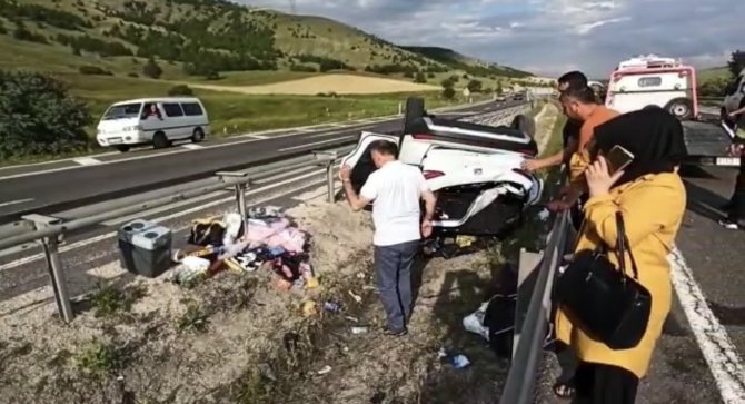 Otomobil takla attı