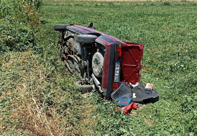 Otomobil tarlaya devrildi:1 yaralı