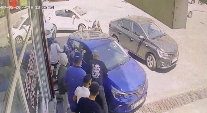 Otomobil yayaların arasına daldı